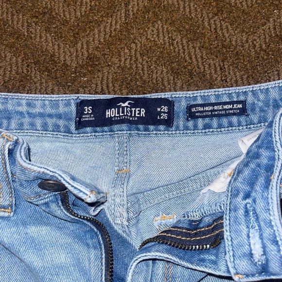 Hollister Light Wash Mom Jeans Size 3S - Picture 2 of 2